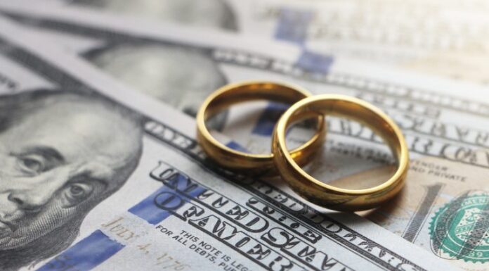 Couples Say ‘I Do’ to Costly Weddings Even as Marriage Rates Dip