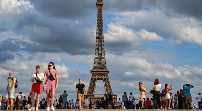 Paris mayor faces pushback over plans for car-free Eiffel Tower zone