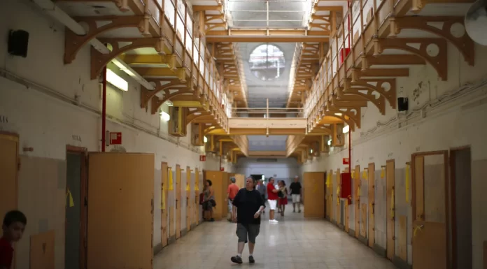 Prison workers blockade facilites in Spain after colleague killed